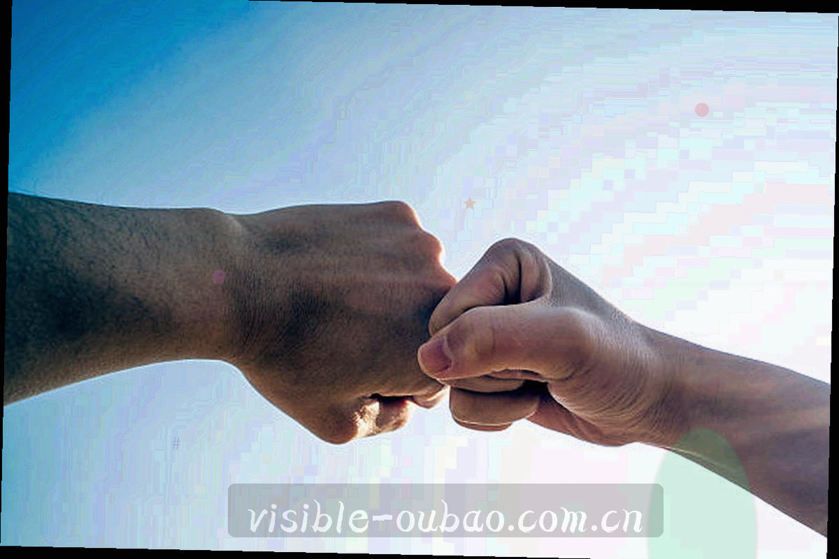 抽象线条组成的信封和电话图形，橙色与银色线条交错，表现赛事咨询与账号协助受理渠道。